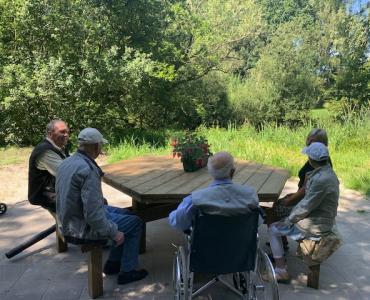 Amaliazorg Catharinenberg bedankt ondernemers en bezoekers voor rolstoel-picknicktafel